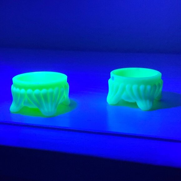 Vintage Custard Cream Uranium Vaseline Glass Salt Cellars Footed Glows Set Of 2 - Picture 9 of 9
